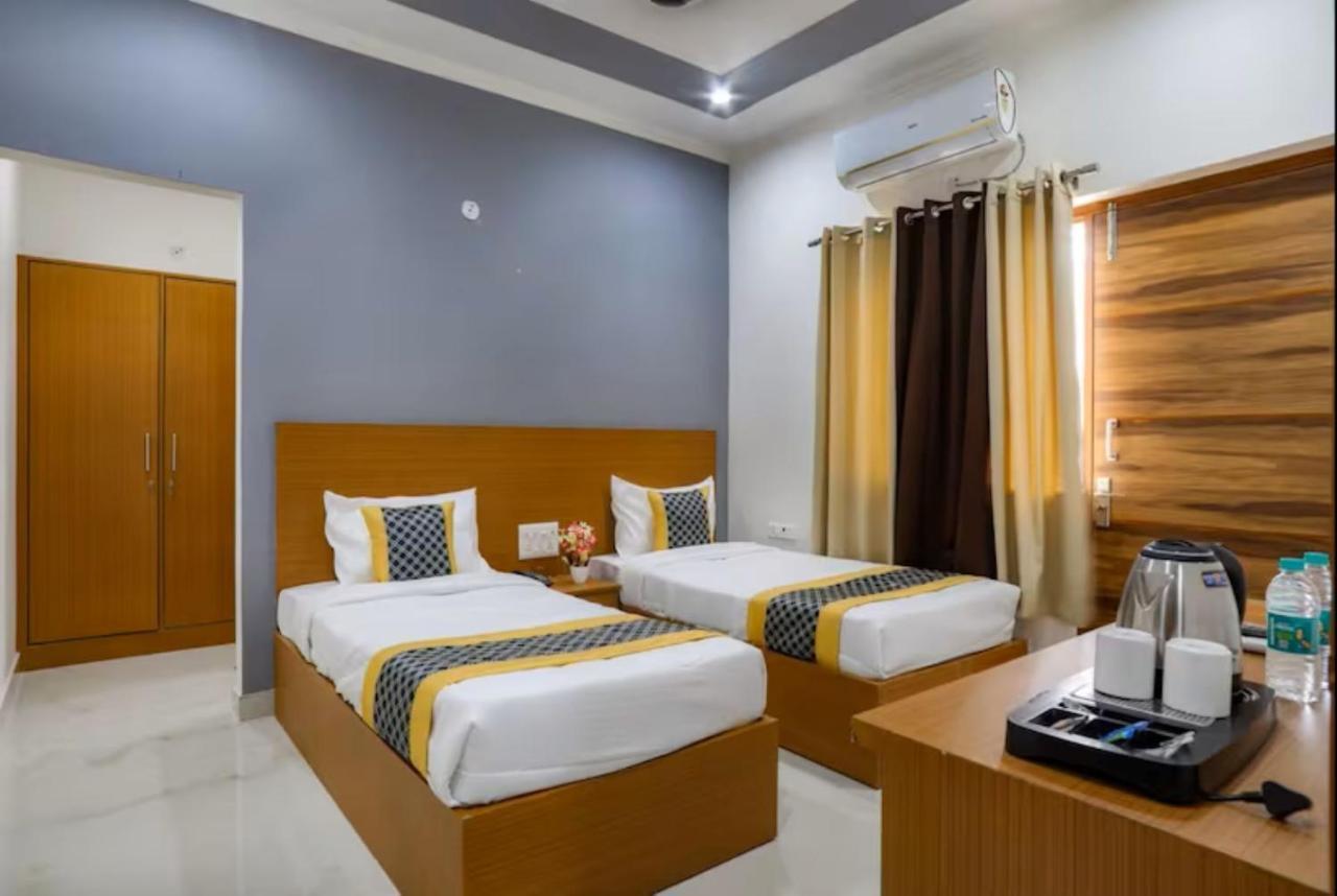 The Castle Blue Hotel Greater Noida Eksteriør billede
