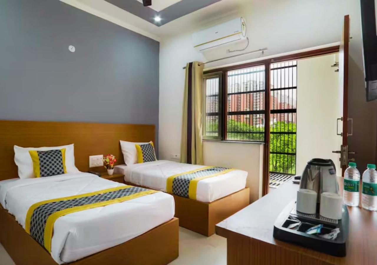 The Castle Blue Hotel Greater Noida Eksteriør billede