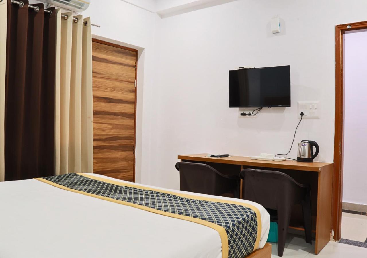 The Castle Blue Hotel Greater Noida Eksteriør billede